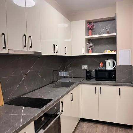 아파트 Danny Welcomes *