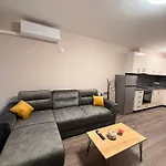 Danny Welcomes Apartament *